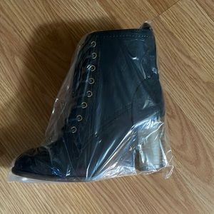 Journee Collection size 5.5 womens baylor blue suede lace up booties